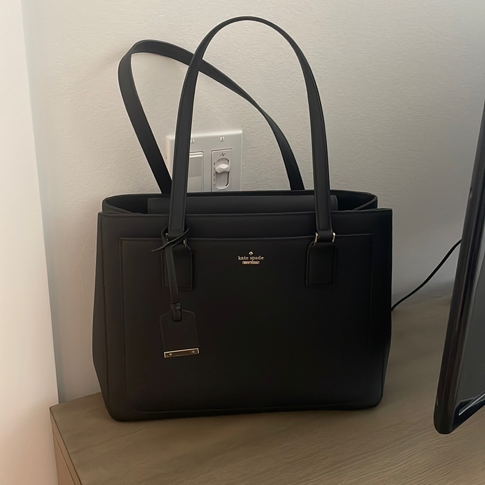 Great Condition: Kate spade large purse. Large enough to fit 13-14’ inch laptop